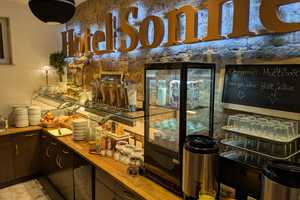 Frühstücks-Buffet in unserem Wintergarten