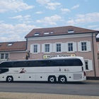 Auch ein Reisebus hält bequem und kostenlos direkt vor unserem Haus