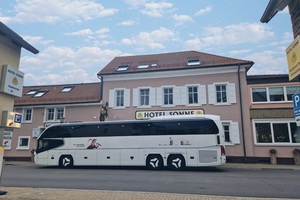 Auch ein Reisebus hält bequem und kostenlos direkt vor unserem Haus