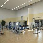 Fitness-Studio mit modernen Trainingsgeräten und professioneller Sportbetreuung