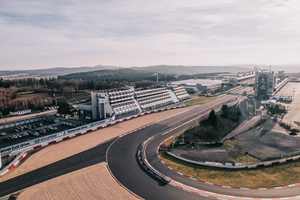 Hotelansicht mit Blick auf die Rennstrecke