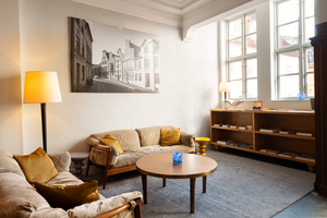 In der einladenden Lobby mit gemütlicher Bibliothek können Sie in ausgewählten Büchern schmökern und die angenehme Atmosphäre genießen.