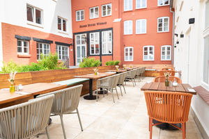 Die Terrasse im Innehof ist der perfekte Ort für entspannung und milde Sommerabende.