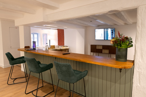 Die Business-Lounge ist der ideale Ort für Entspannung oder produktives Arbeiten.