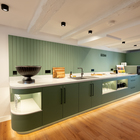 Die Business-Lounge ist mit einem großen TV, einer Pantryküche inkl. Mikrowelle sowie einem Kühlshrank und Wasserkochern ausgestattet.