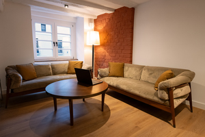 Die Business-Lounge ist der ideale Ort für Entspannung oder produktives Arbeiten.