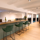 Die Business-Lounge ist der ideale Ort für Entspannung oder produktives Arbeiten.