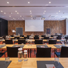 Tagungsraum C1 + C2, 114m2, Beamer, Tageslicht, kreative Holzwandgestaltung, ebenerdig, Zugang zu den Innenhöfen und zum Pausenbereich