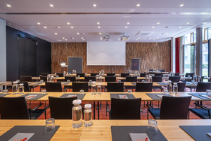 Tagungsraum C1 + C2, 114m2, Beamer, Tageslicht, kreative Holzwandgestaltung, ebenerdig, Zugang zu den Innenhöfen und zum Pausenbereich