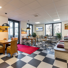 Mediterrane Bistro-Lounge mit Sitztreppe und Gartenterrasse
