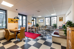 Mediterrane Bistro-Lounge mit Sitztreppe und Gartenterrasse