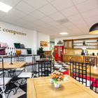 Mediterrane Bistro-Lounge mit Sitztreppe