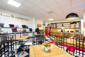Mediterrane Bistro-Lounge mit Sitztreppe