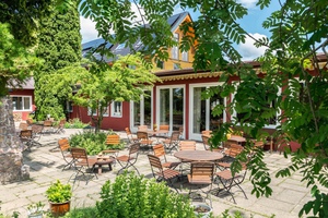 SEINZ_Außenbereich_Terrasse_Restaurant_Tische