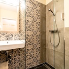 SEINZ_Gästezimmer_Komfort_Grand_Lit_Badezimmer