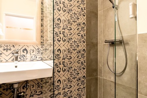 SEINZ_Gästezimmer_Komfort_Grand_Lit_Badezimmer