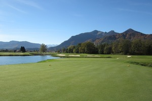 hauseigener 18 Loch Golfplatz mit Blick über die Chiemgauer Berge und auf den 