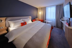 Komfortables Gästezimmer mit Queensize-Bett und Schlafsofa