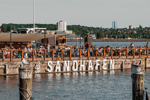 Vorschaubild SANDHAFEN - schwimmende Strandbar