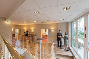 Unser neues Foyer bietet viel Raum für entspannte Kaffeepausen und hat einen direkten Zugang zu der Tagungsterrasse