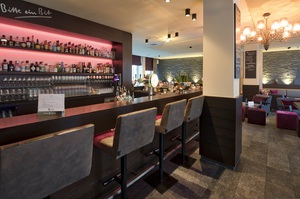 Bar & Lounge