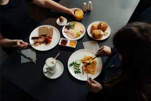 Frühstücksbuffet mit Eierspeise (Omelett)