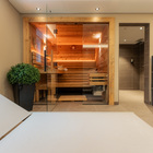 Wellness Bereich mit Sauna und offenem Duschbereich