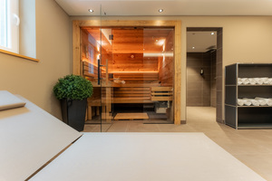 Wellness Bereich mit Sauna und offenem Duschbereich