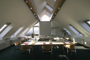 Neubau und denkmalgeschützter Altbau sind mit modernster Tagungstechnik ausgestattet und damit idealer Rahmen für ungestörte Seminare und Tagungen.