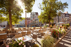 Außengastronomie auf dem Karlsplatz geöffnet täglich von Mai bis September