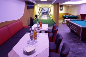 Bowlingbahn mit Loungebereich