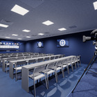 Sprachrohr: Der PK-Raum - Kapazität: 40 Personen - Größe: 87 qm - Ideal für: Pressekonferenzen, Videobeiträge, Streaming-Veranstaltungen