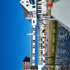 Hotel Strandhalle mit Bootsliegesteg und Wasser