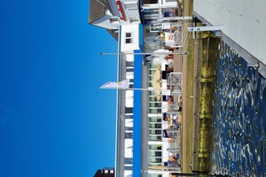 Hotel Strandhalle mit Bootsliegesteg und Wasser